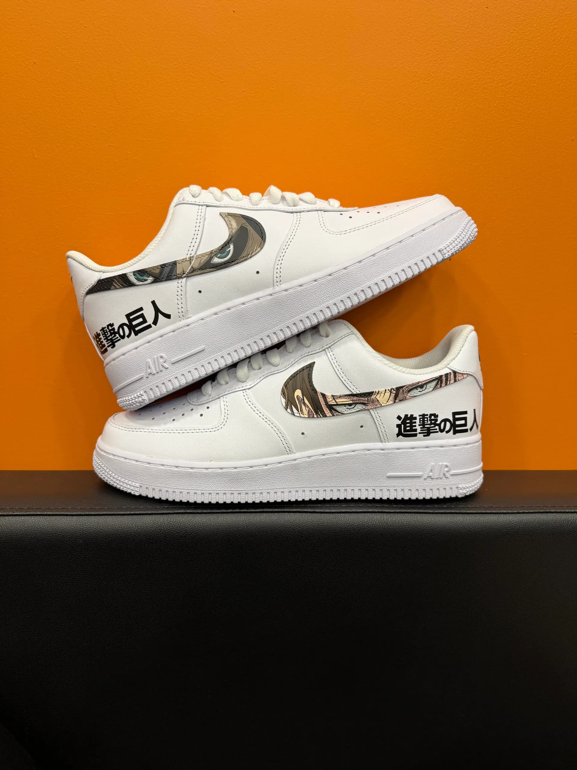 Air Force 1 con la mirada de un personaje de anime en el swoosh y letras japonesas en el lateral