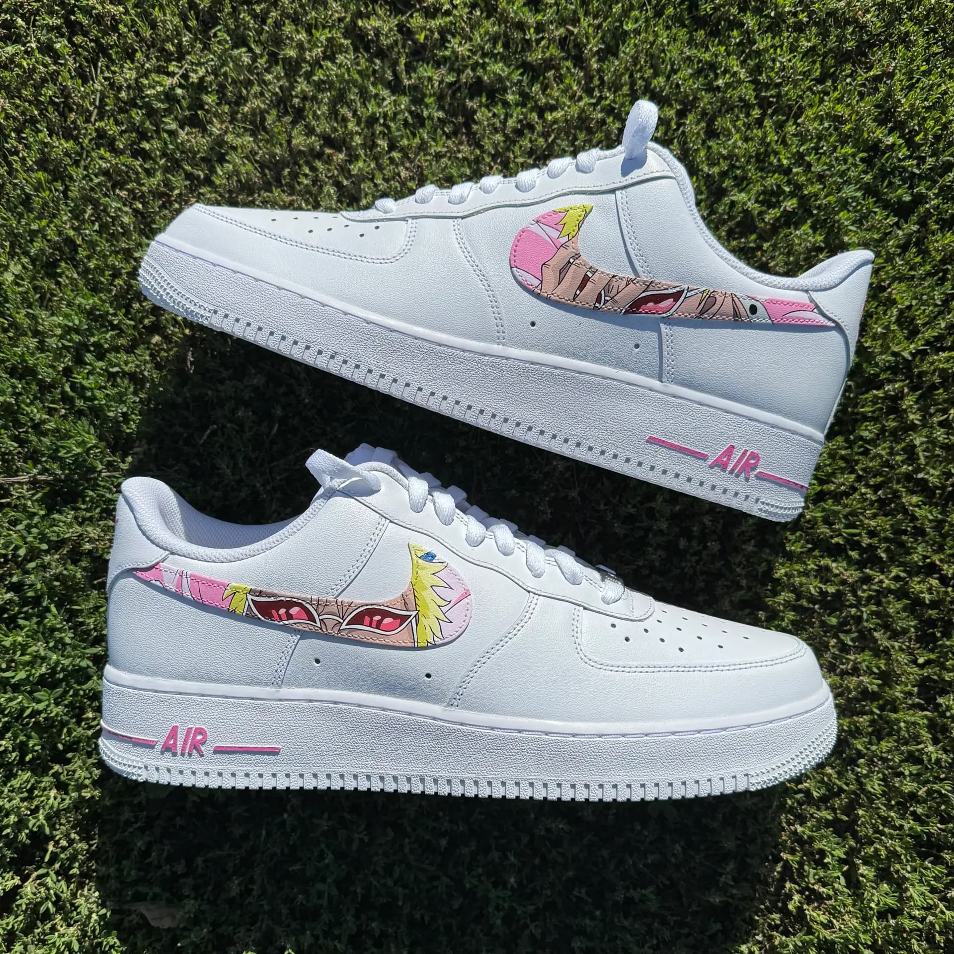 Air Force 1 blancas pintadas a mano con un personaje de anime en la zona del swoosh, en tonos rosa