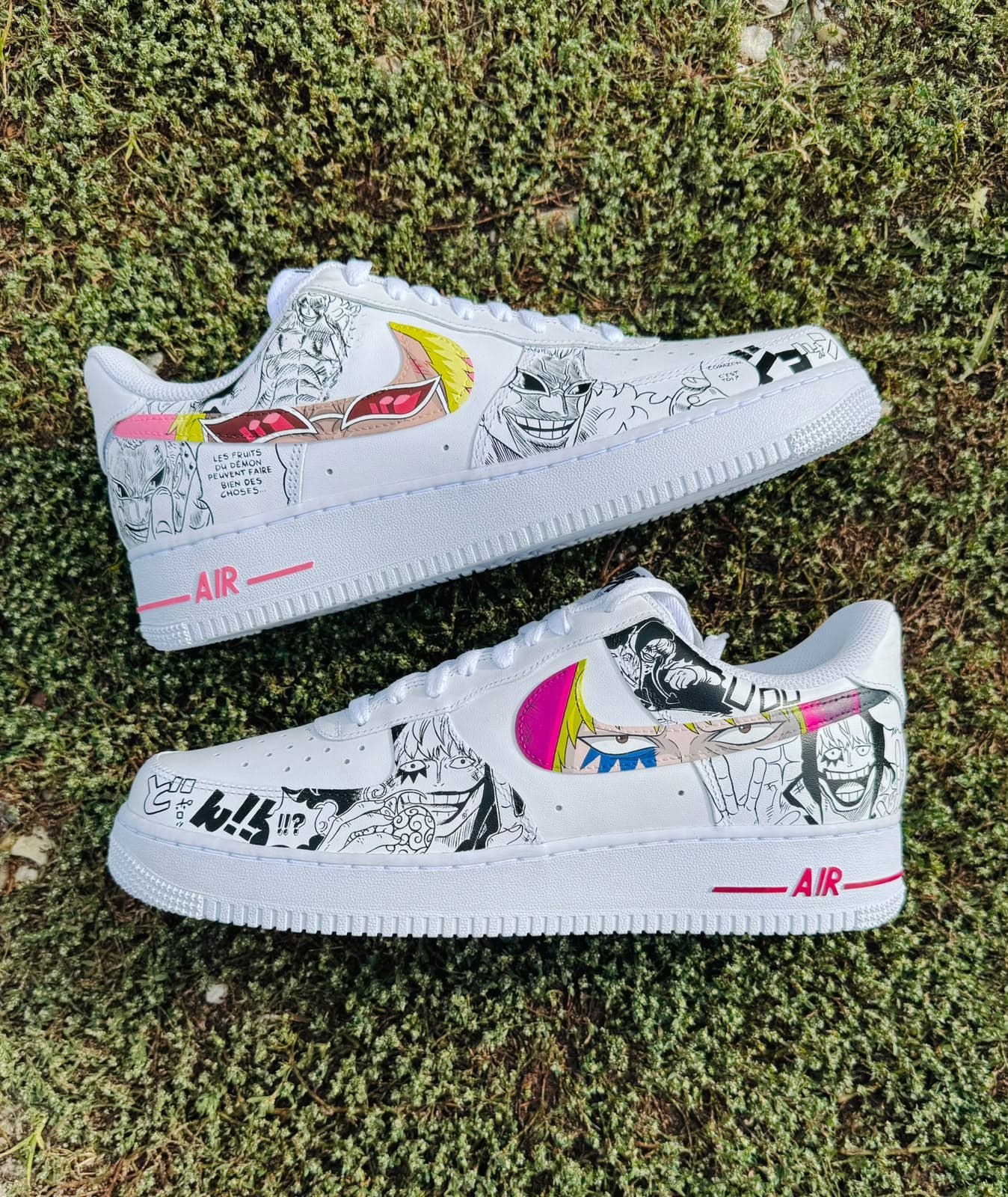 Air Force 1 con el personaje en el swoosh y viñetas manga en blanco y negro alrededor de toda la zapatilla